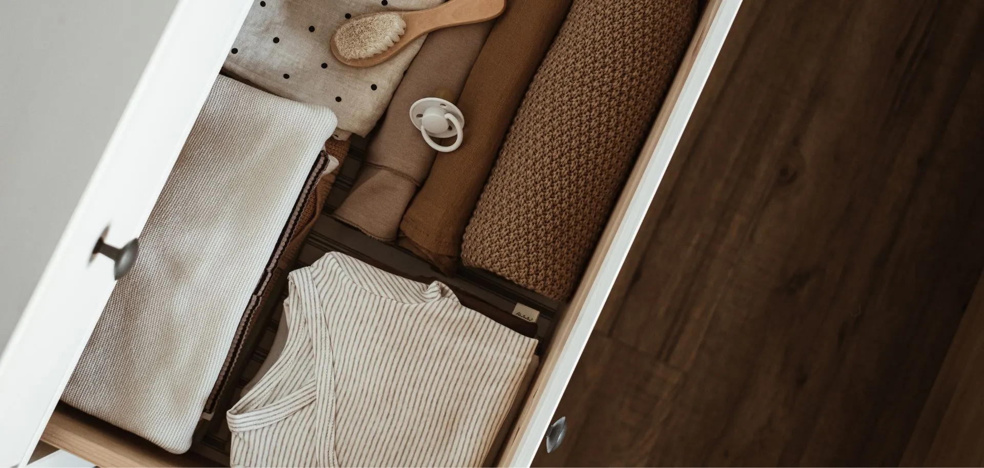 organizacja-szafy-dziecka -jak-utrzymac-porzadek-w-szafie-z-ubraniami