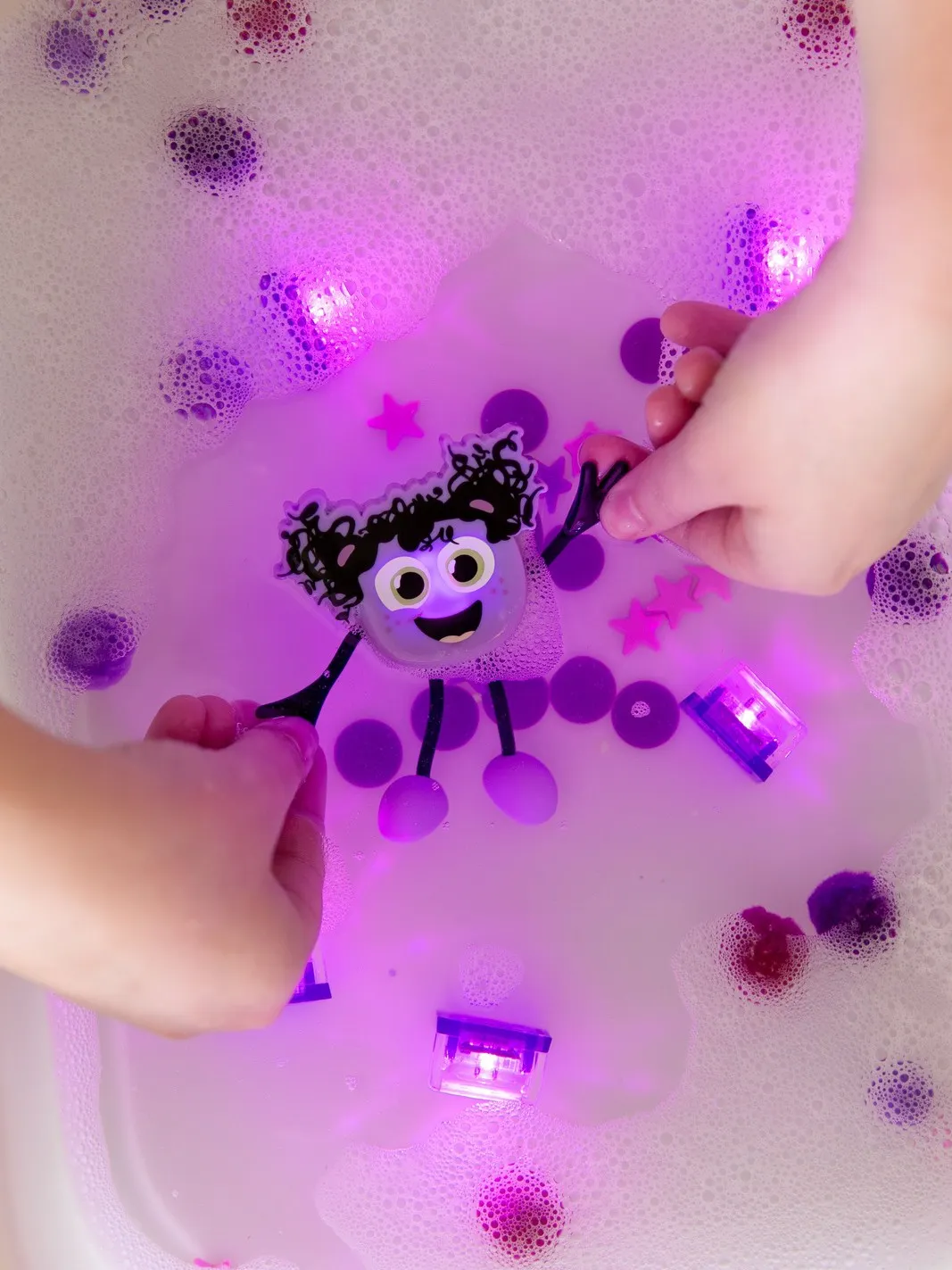 Glo Pals - zabawka do kąpieli fioletowe kostki sensoryczne świecące w wodzie Lumi Glo Pals - zabawka do kąpieli fioletowe kostki sensoryczne świecące w wodzie Lumi