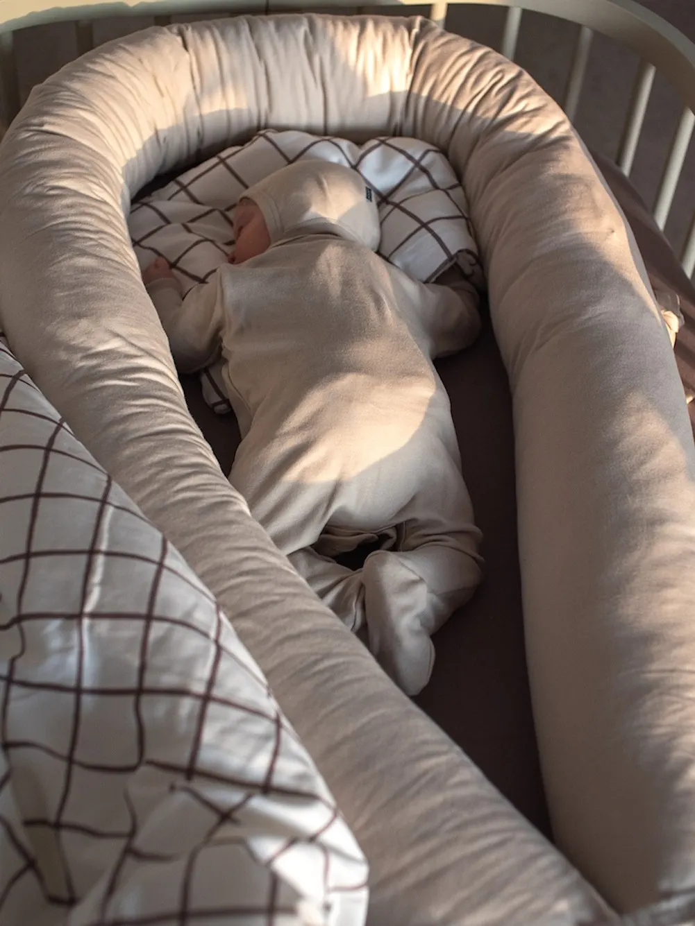 Poofi - ochraniacz do łóżeczka latte Poofi - ochraniacz do łóżeczka latte