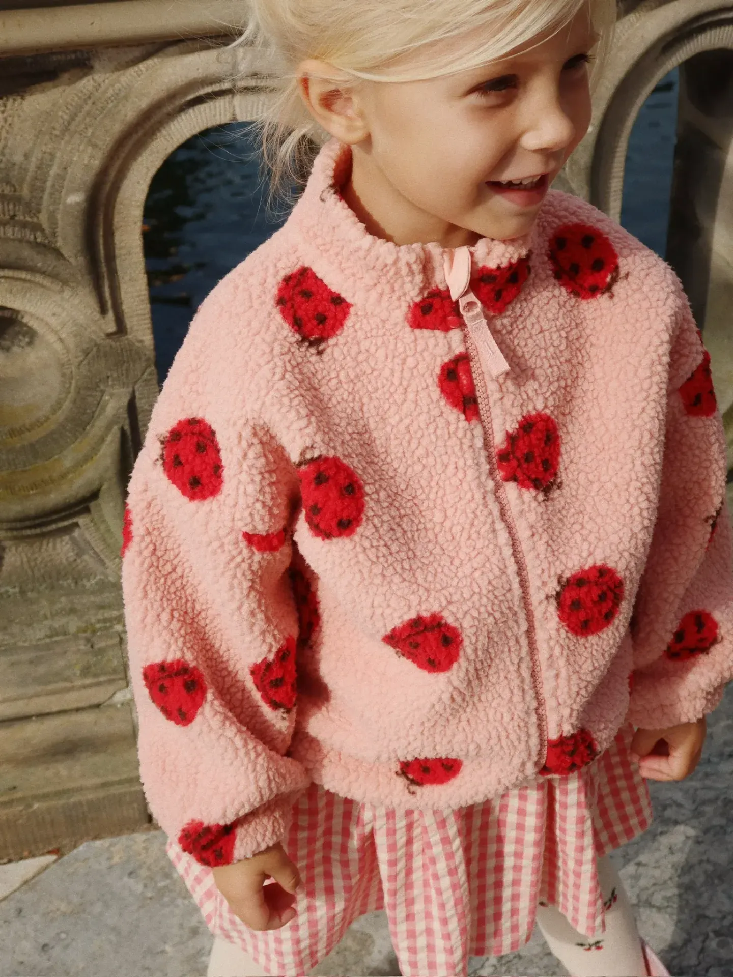 Konges Sløjd - kurtka dziecięca Jody Teddy Jacket GRS Ladybug Pink Konges Sløjd - kurtka dziecięca Jody Teddy Jacket GRS Ladybug Pink