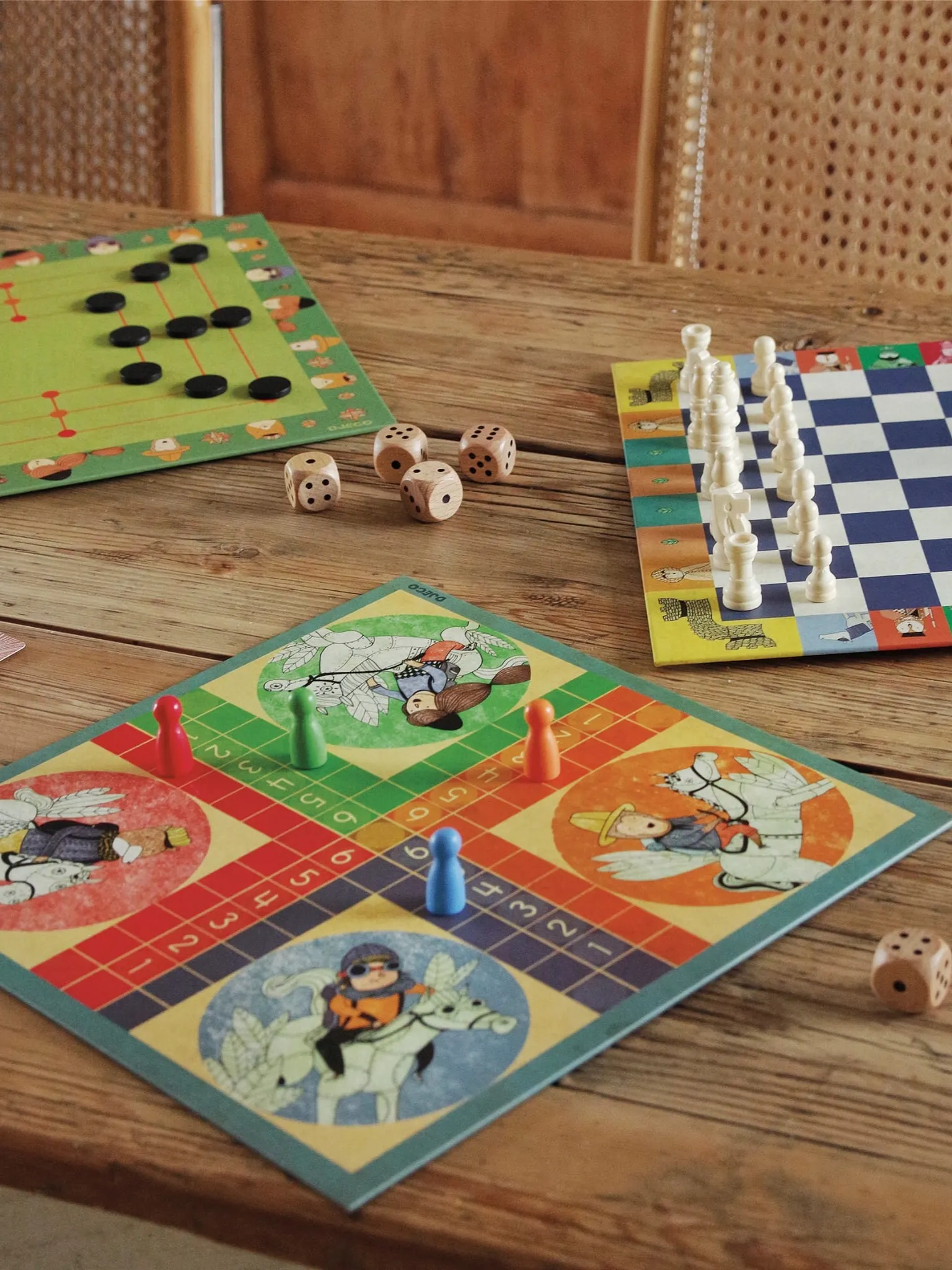 Djeco - gra planszowa dla dzieci Classic Box zestaw 20 gier Djeco - gra planszowa dla dzieci Classic Box zestaw 20 gier