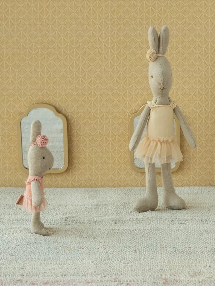 Maileg - królik Mikro w różowym stroju baletowym i spódnicy Maileg - królik Mikro w różowym stroju baletowym i spódnicy
