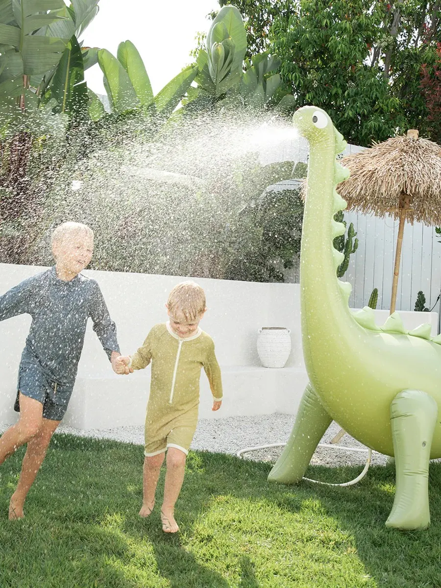 SUNNYLiFE - dmuchany zraszacz gigant Dino Into the Wild khaki