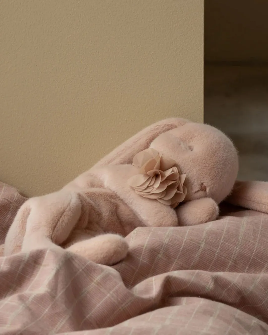 Maileg - pluszowy Śpiący Króliczek - mały 19 cm pudrowy Maileg - pluszowy Śpiący Króliczek - mały 19 cm pudrowy