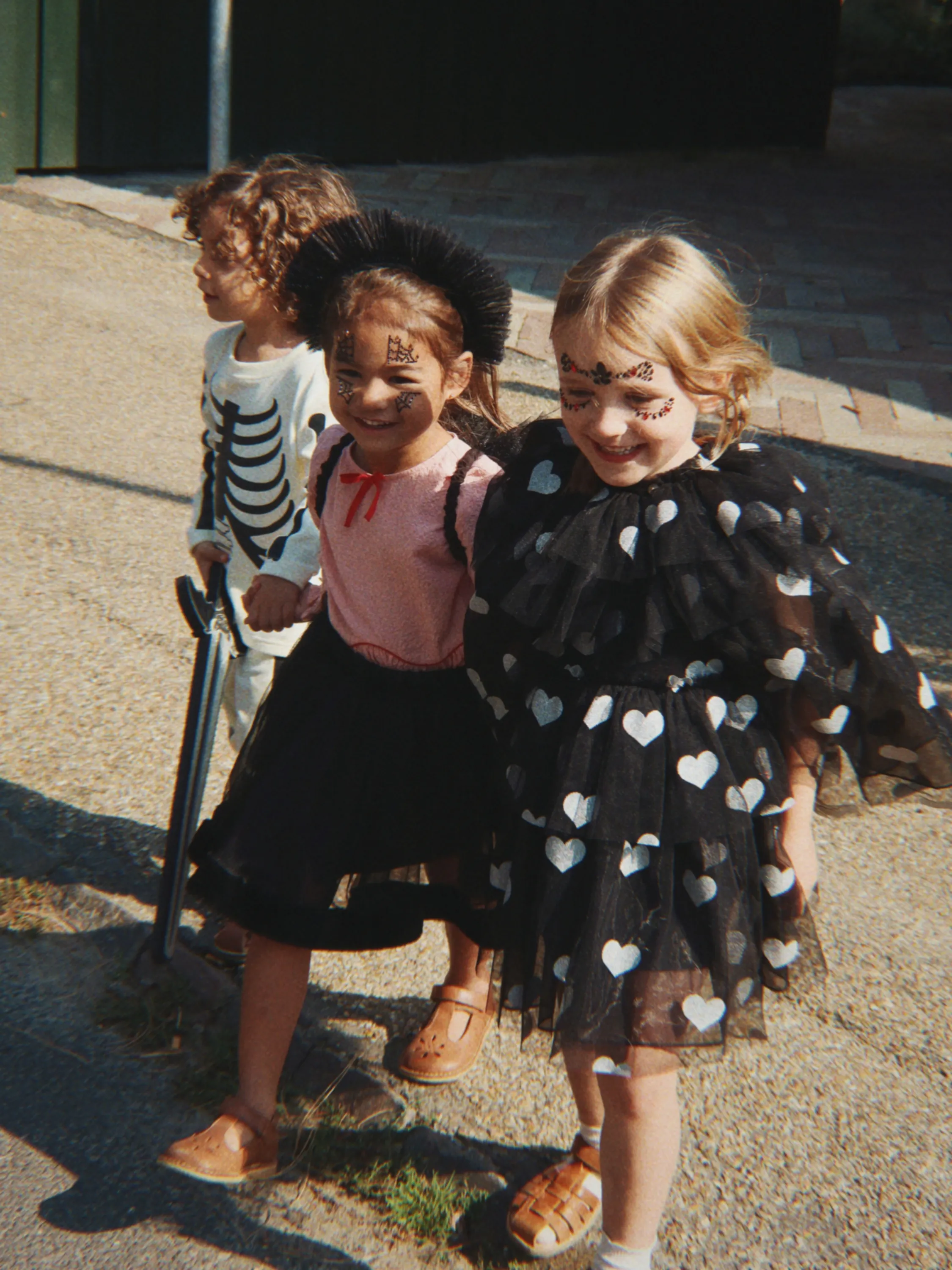 Konges Sløjd - peleryna czarownicy Witch Cape Black Konges Sløjd - peleryna czarownicy Witch Cape Black