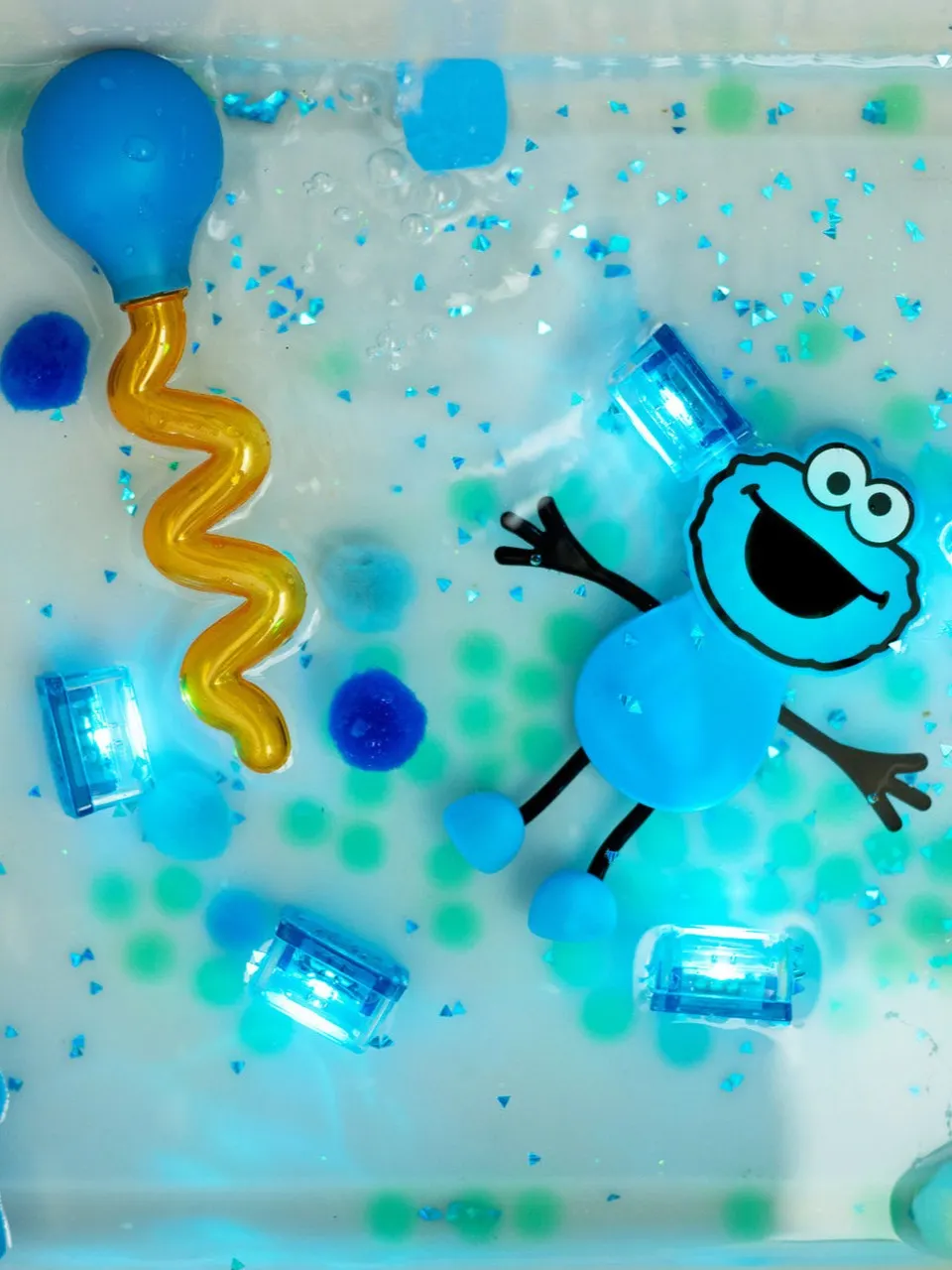 Glo Pals - zabawka do kąpieli Ciasteczkowy Potwór z dwiema kostkami sensorycznymi świecącymi w wodzie Glo Pals - zabawka do kąpieli Ciasteczkowy Potwór z dwiema kostkami sensorycznymi świecącymi w wodzie