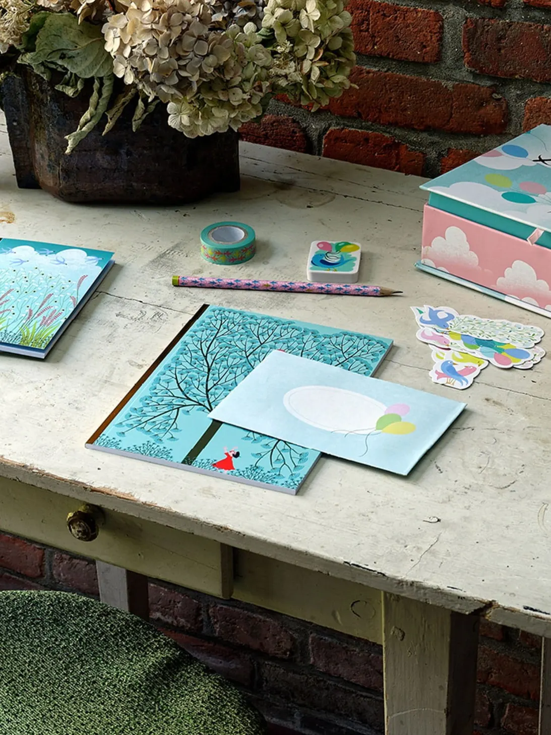 Djeco - zestaw papierniczy dla dzieci w kuferku Charlotte Djeco - zestaw papierniczy dla dzieci w kuferku Charlotte