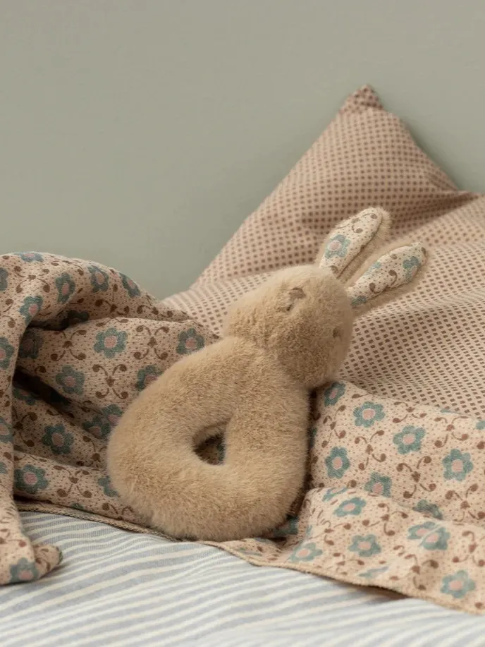 Maileg - zestaw prezentowy z grzechotką Królik - Cream peach Maileg - zestaw prezentowy z grzechotką Królik - Cream peach