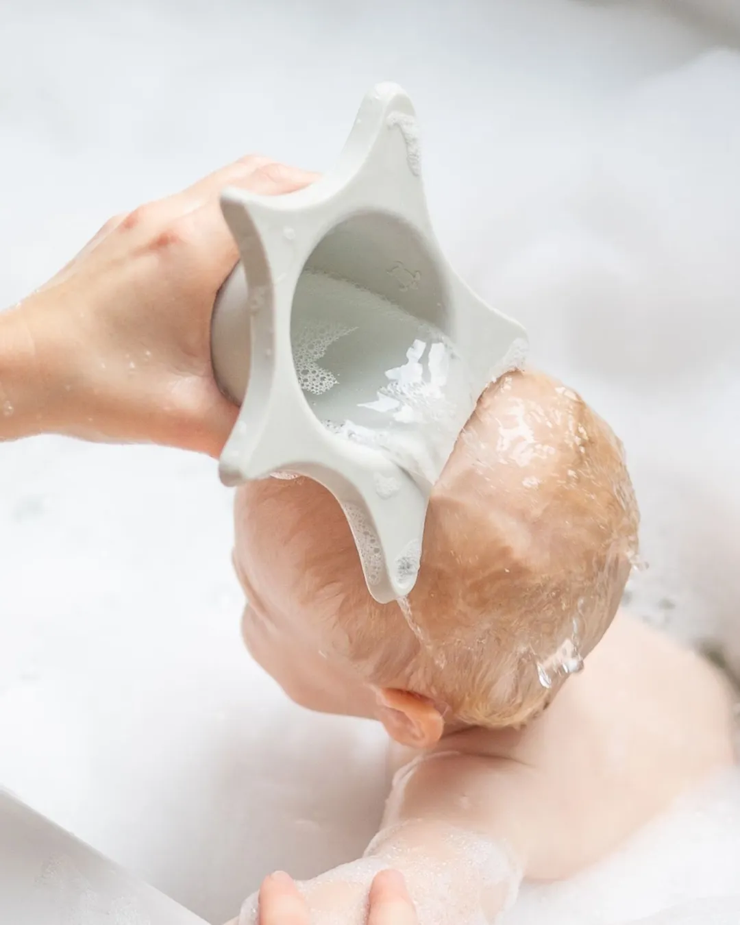 Kindsgut - kubek do mycia głowy dla dzieci Rozgwiazda w kolorze jasnoszarym Kindsgut - kubek do mycia głowy dla dzieci Rozgwiazda w kolorze jasnoszarym