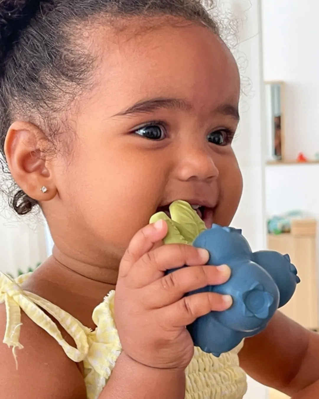 Oli&Carol - gryzak zabawka dla niemowląt jagoda Jerry Blueberry