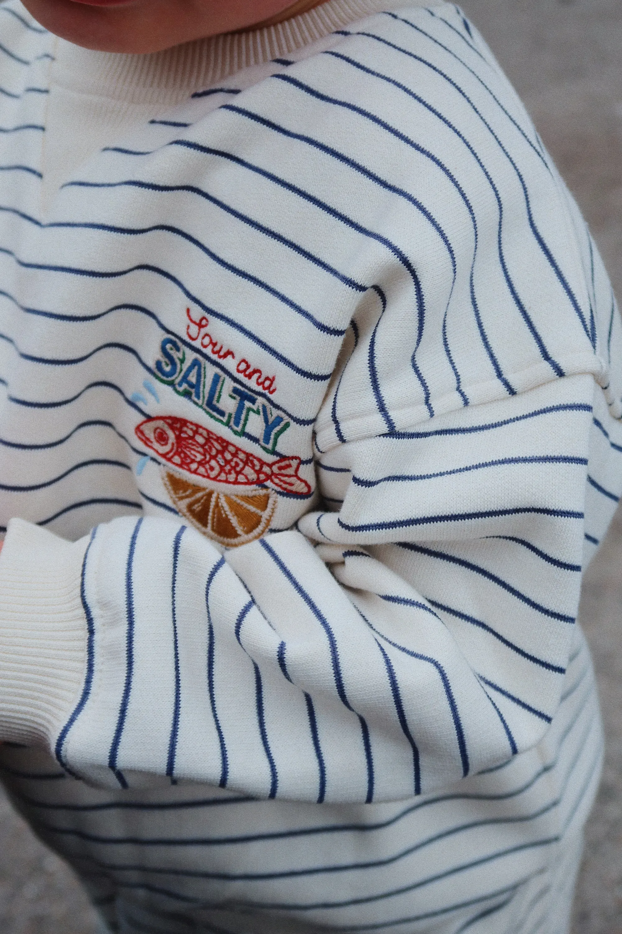 Konges Sløjd - bluza dresowa Amio Sweat Shirt OCS Captains Blue/Antique White Konges Sløjd - bluza dresowa Amio Sweat Shirt OCS Captains Blue/Antique White