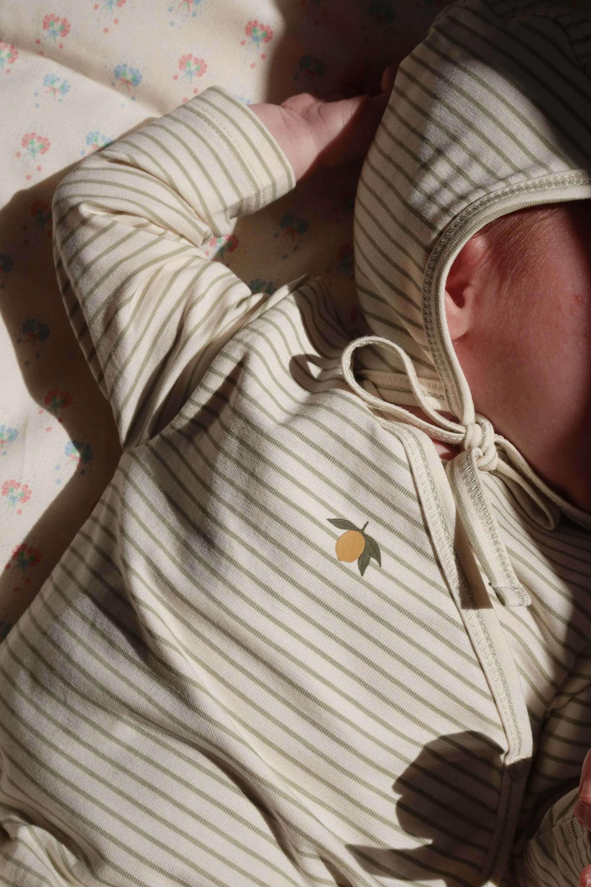 Konges Sløjd - rampers niemowlęcy Basic Newborn GOTS Tea Stripe