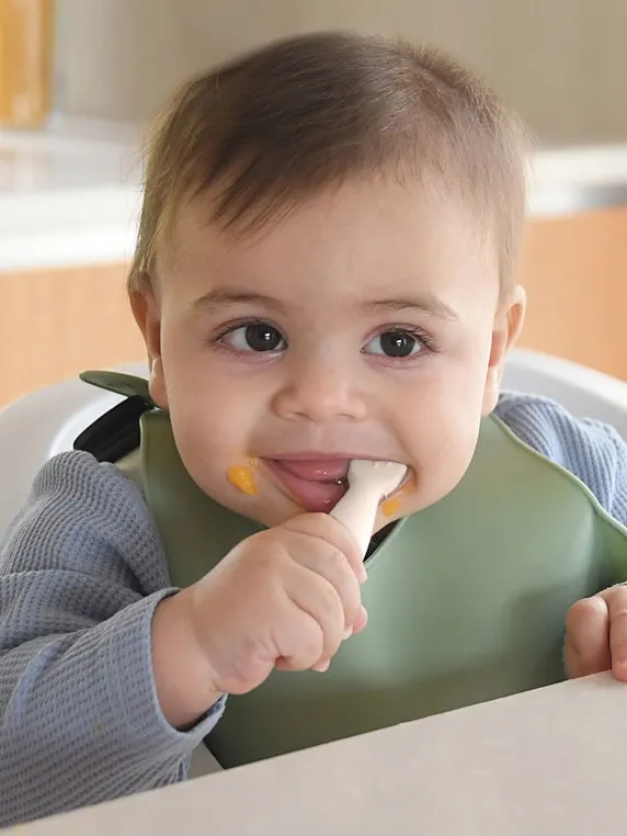 Beaba - zestaw 2 silikonowych pierwszych łyżeczek-gryzaków Praline/Clay