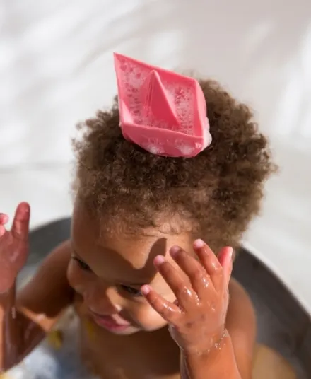 Oli&Carol - gryzak zabawka dla niemowląt do kąpieli Łódka Origami Pink Oli&Carol - gryzak zabawka dla niemowląt do kąpieli Łódka Origami Pink