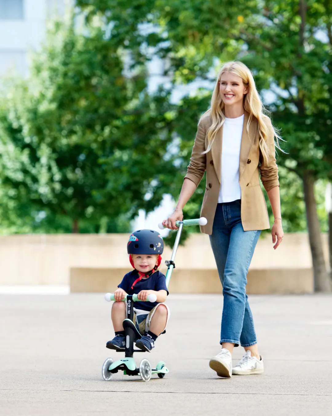 Micro - hulajnoga jeździk ze świecącymi kołami i rączkami Micro Mini2Grow Deluxe Magic LED Mint Micro - hulajnoga jeździk ze świecącymi kołami i rączkami Micro Mini2Grow Deluxe Magic LED Mint