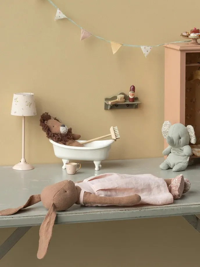 Maileg - miniaturowa lampa podłogowa Pudrowy Maileg - miniaturowa lampa podłogowa Pudrowy