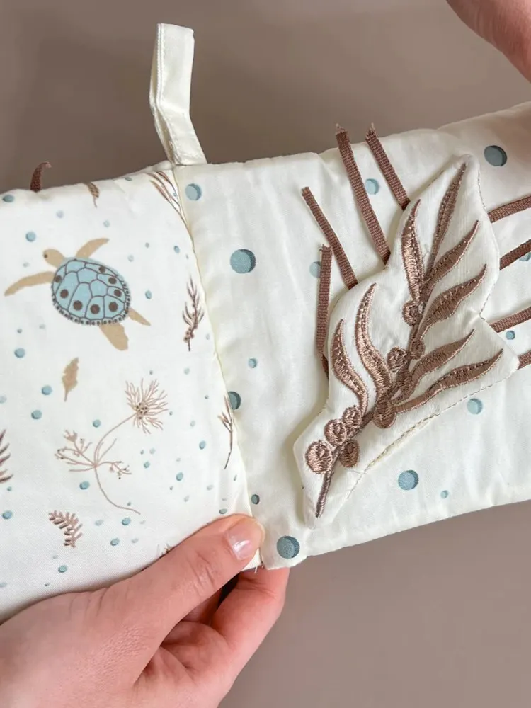 Cam Cam Copenhagen - książeczka dla niemowlaka sensoryczna OCS Sea Garden Cam Cam Copenhagen - książeczka dla niemowlaka sensoryczna OCS Sea Garden