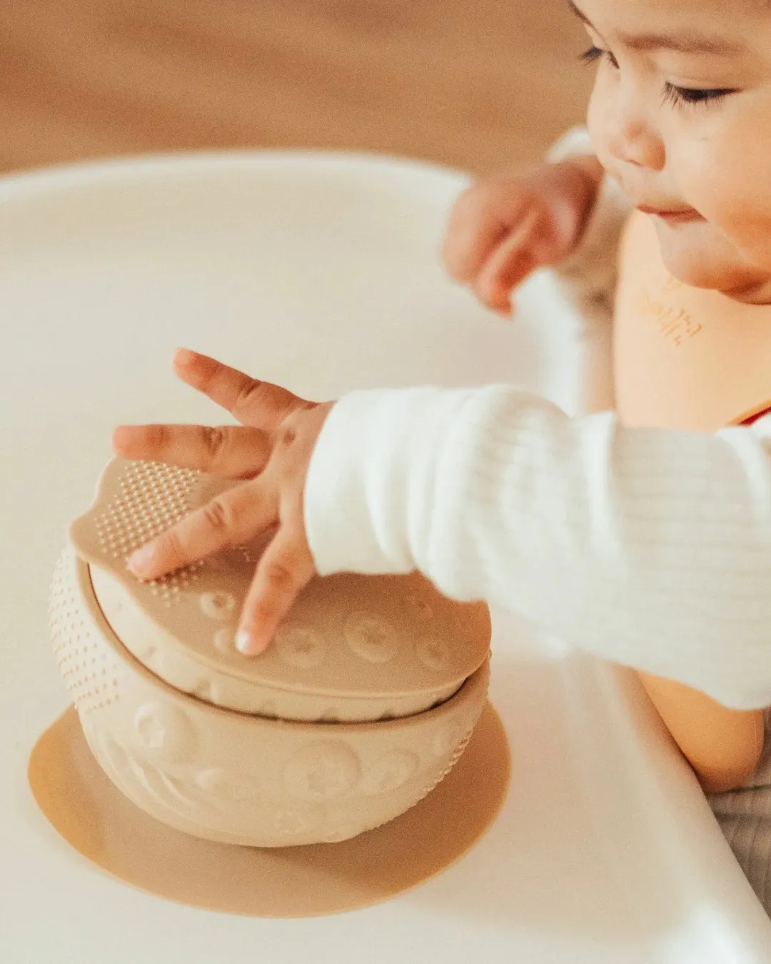 Miniware - sensoryczna miska dla dzieci Almond Butter Miniware - sensoryczna miska dla dzieci Almond Butter