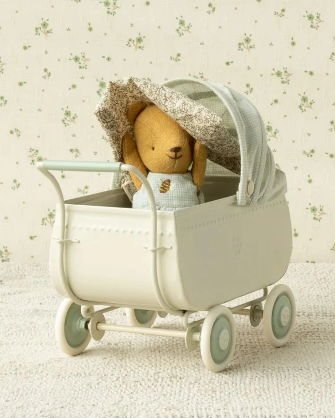 Maileg - metalowy wózek dla myszek 15cm - Micro pram blue Maileg - metalowy wózek dla myszek 15cm - Micro pram blue