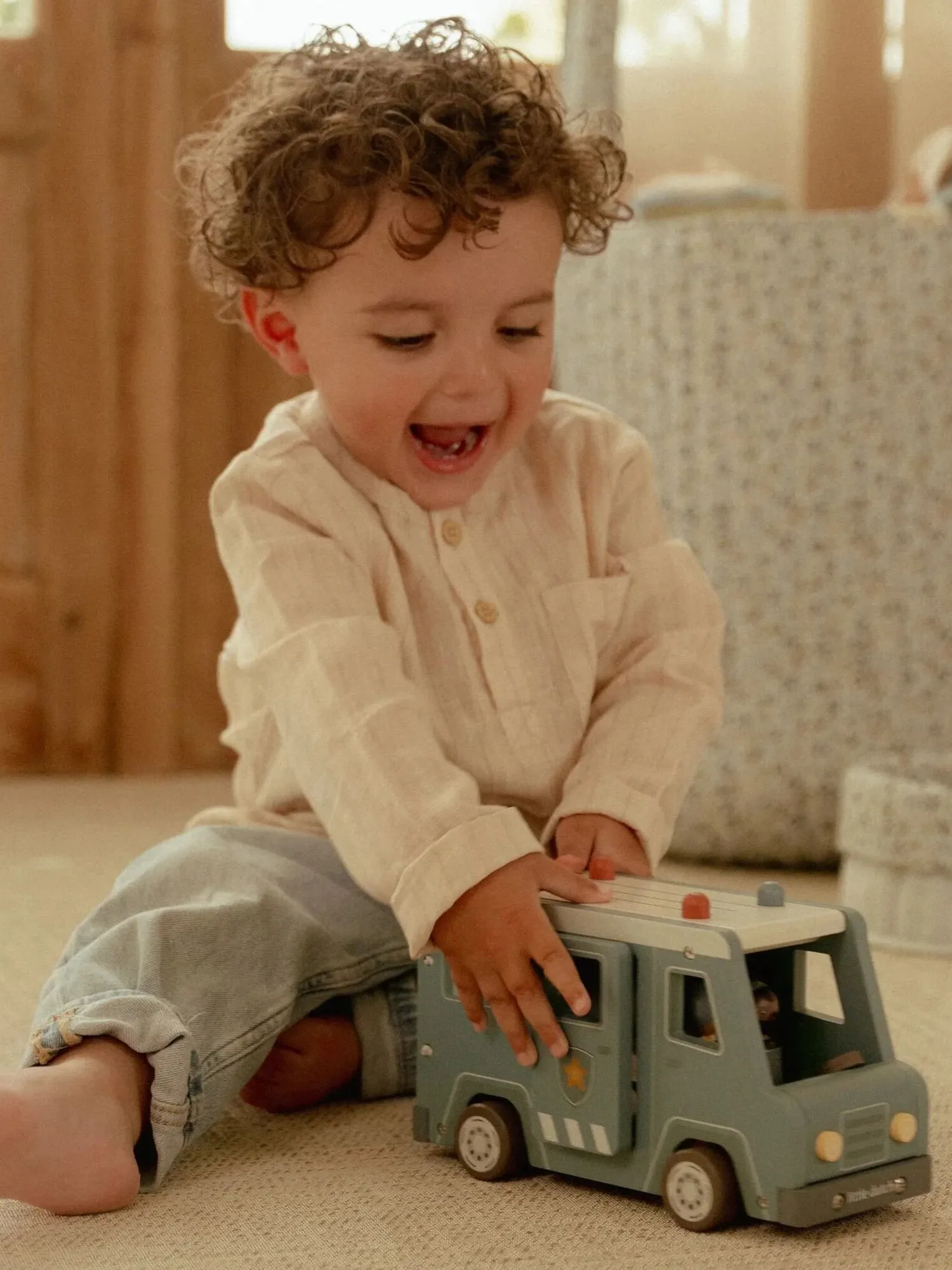 Little Dutch - drewniany samochód policyjny z figurkami FSC