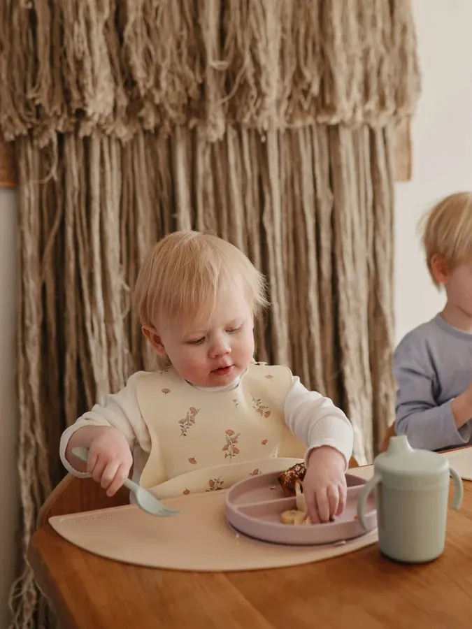 Mushie - talerzyk silikonowy z przyssawką Soft Lilac