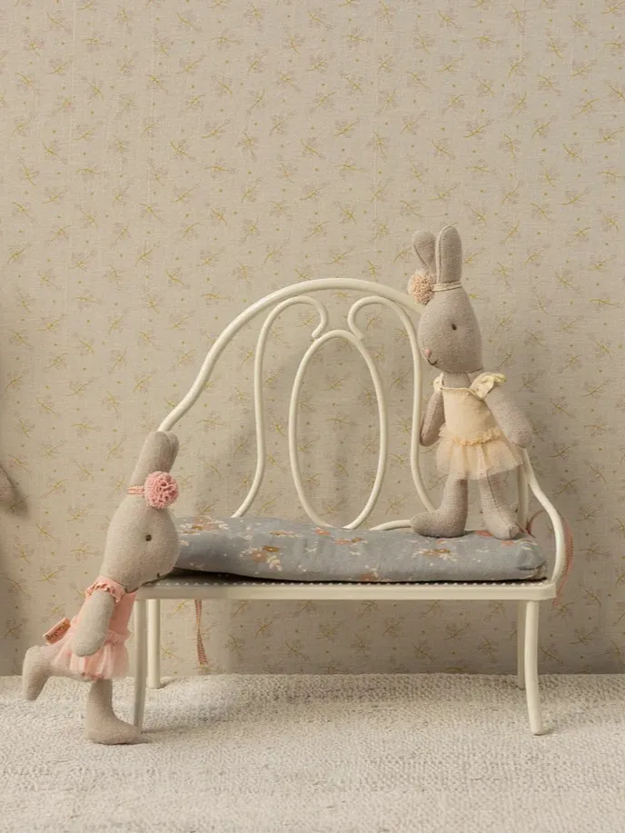 Maileg - ławka vintage Miniatura Off-white Maileg - ławka vintage Miniatura Off-white