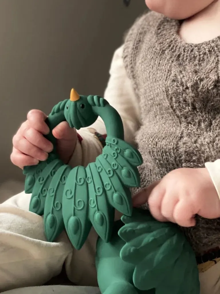 Natruba - gryzak z naturalnego kauczuku Paw zielony Natruba - gryzak z naturalnego kauczuku Paw zielony