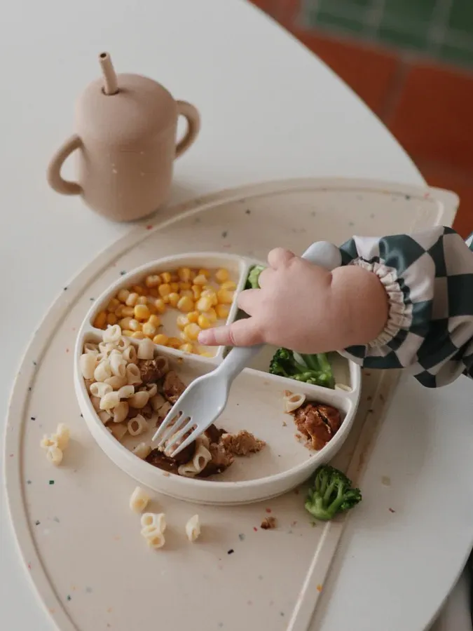 Mushie - talerzyk silikonowy z przyssawką Shifting Sand