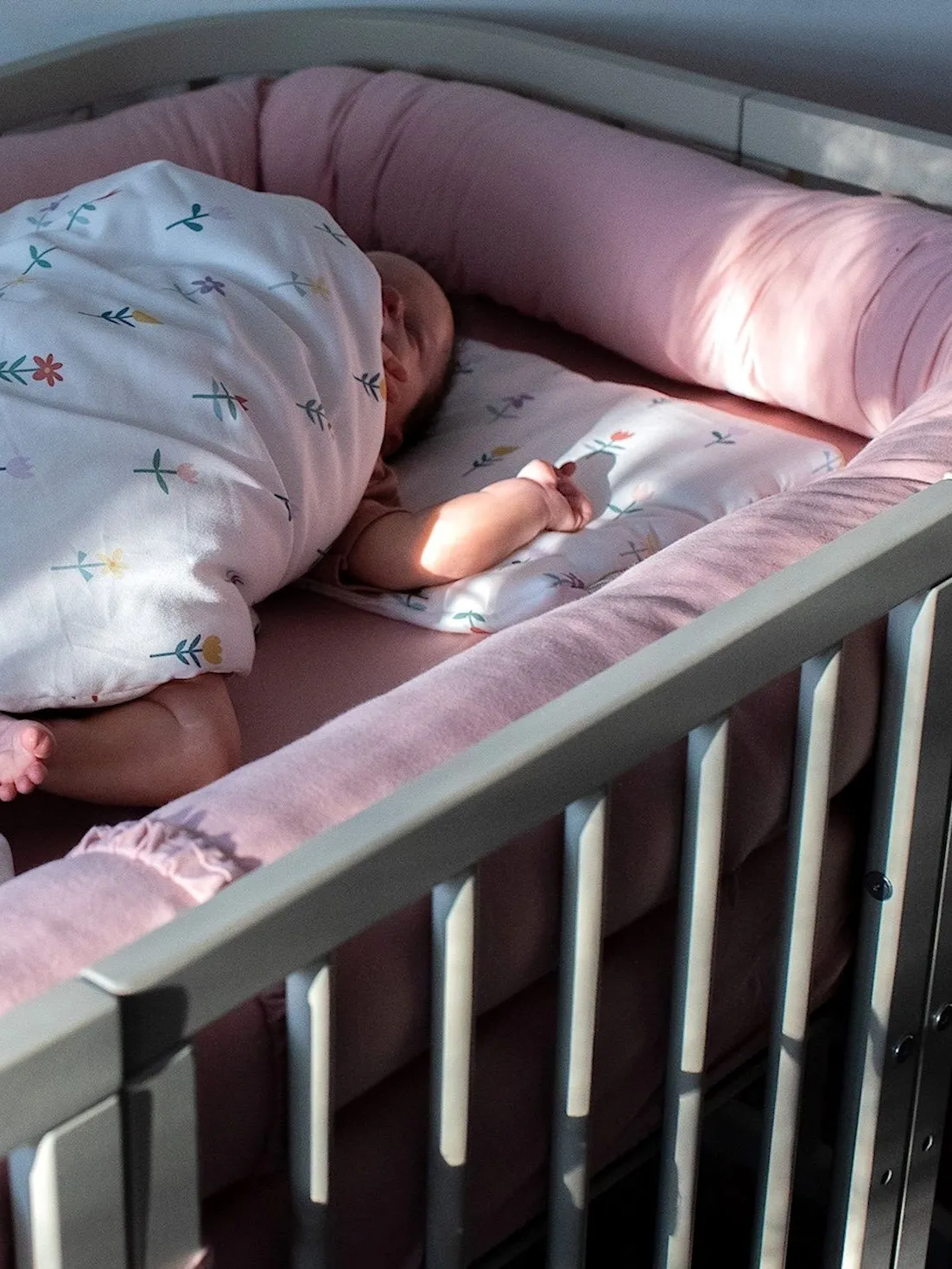 Poofi - ochraniacz do łóżeczka piwonia Poofi - ochraniacz do łóżeczka piwonia