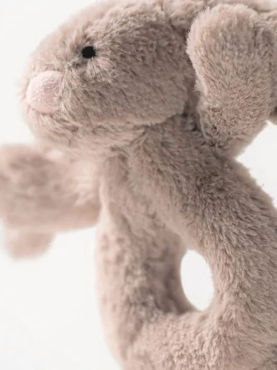 Jellycat - króliczek grzechotka beżowa 18 cm Jellycat - króliczek grzechotka beżowa 18 cm