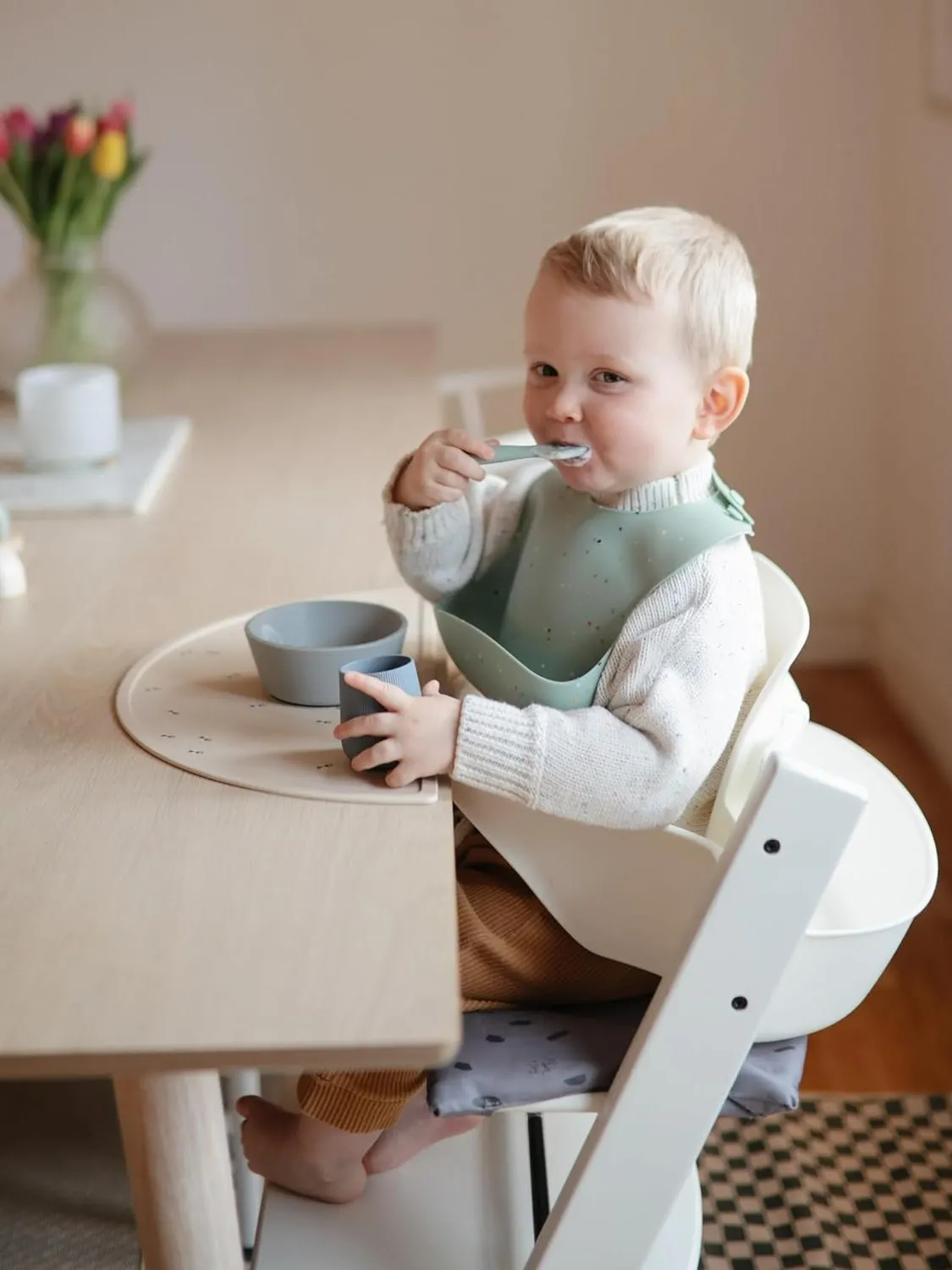 Mushie - miseczka silikonowa z przyssawką Stone