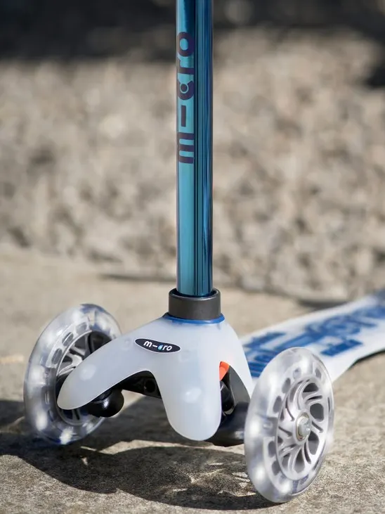 Micro - hulajnoga ze świecącymi kołami Mini Micro Deluxe Flux LED Neochrome Navy Micro - hulajnoga ze świecącymi kołami Mini Micro Deluxe Flux LED Neochrome Navy