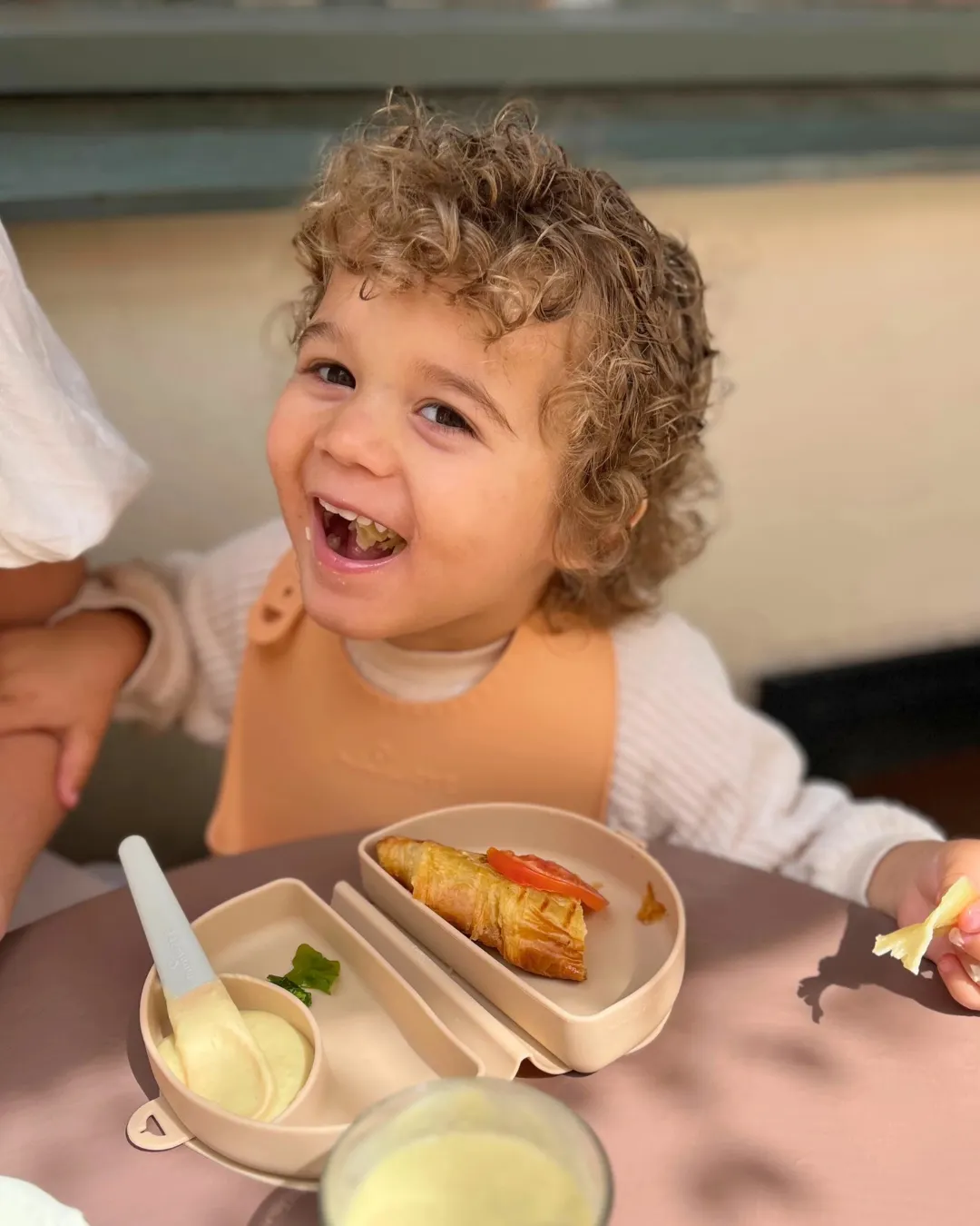 Miniware - silikonowy lunchbox dla dzieci Silifold Almond Butter Miniware - silikonowy lunchbox dla dzieci Silifold Almond Butter