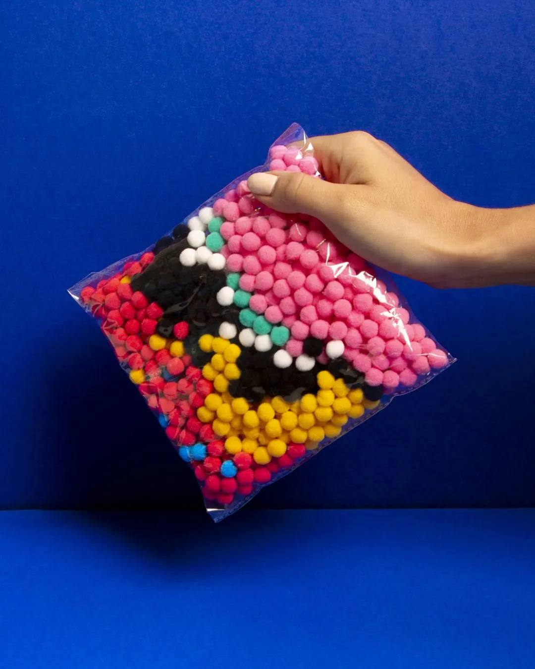 OMY - Zestaw kreatywny do wyklejania pomponami Tęcza OMY - Zestaw kreatywny do wyklejania pomponami Tęcza