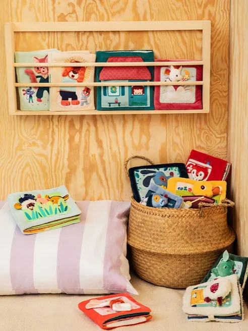 Lilliputiens - książeczka aktywizująca z mini przytulanką Jednorożec Lena Lilliputiens - książeczka aktywizująca z mini przytulanką Jednorożec Lena