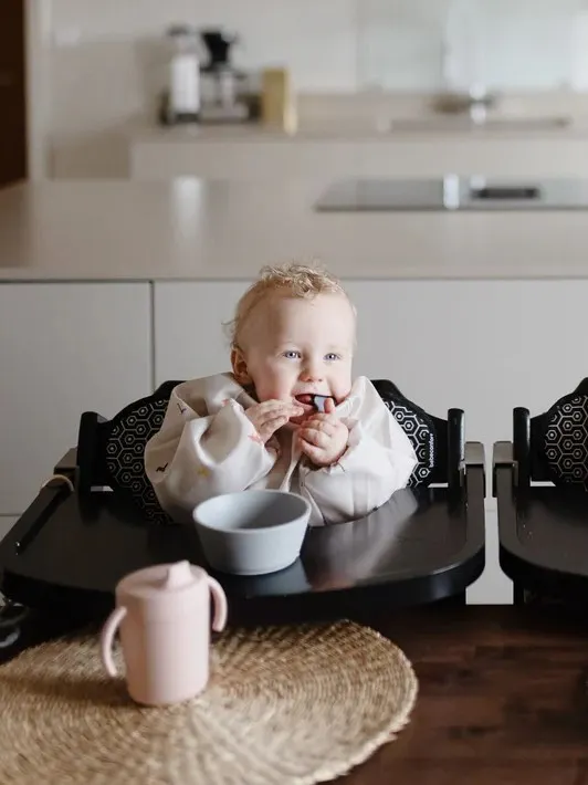 Mushie - miseczka silikonowa z przyssawką Powder Blue