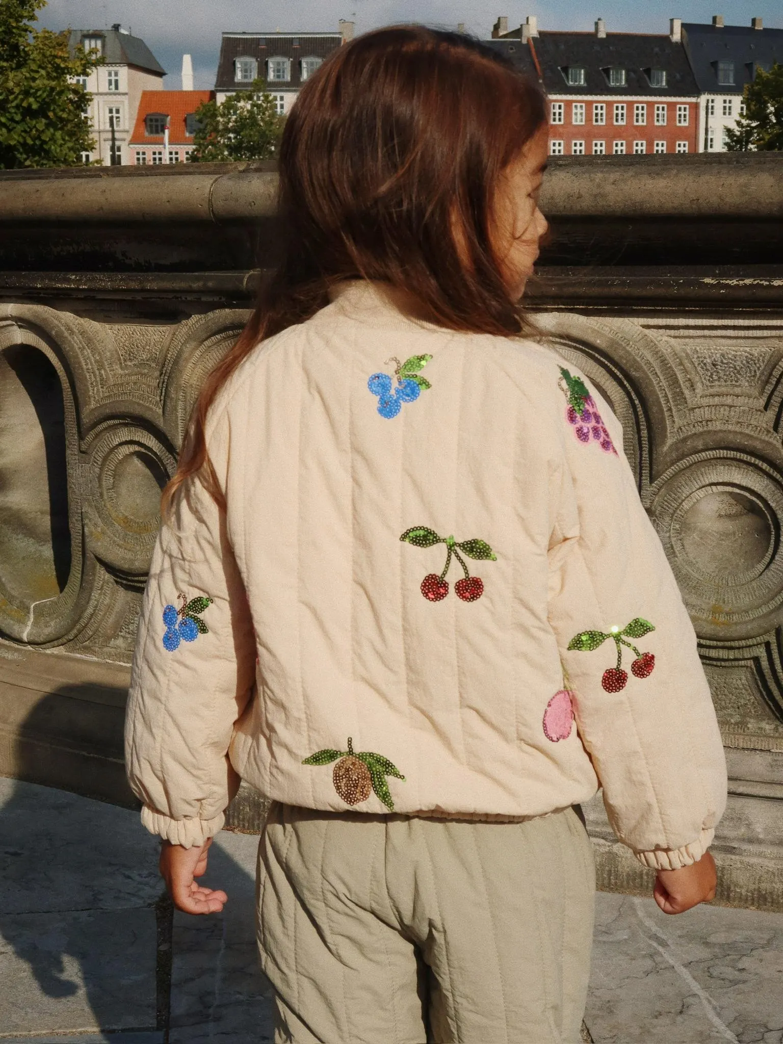 Konges Sløjd - pikowana kurtka bomberka Juno Sequin Bomber Jacket Frappé Konges Sløjd - pikowana kurtka bomberka Juno Sequin Bomber Jacket Frappé