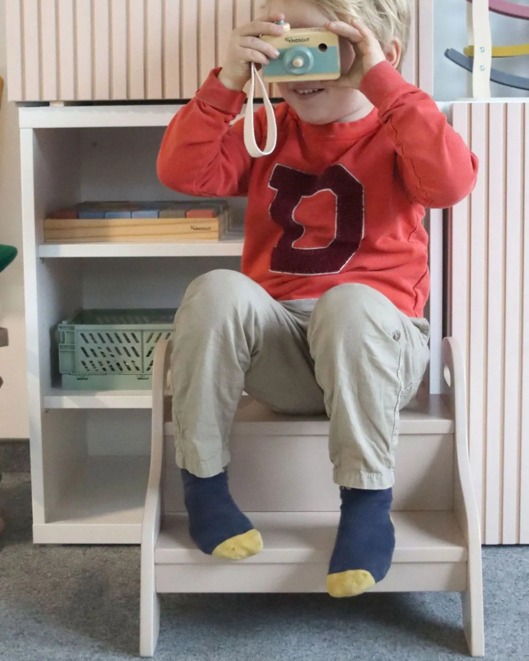 Kindsgut - drewniany stopień podest podwyższający dla dziecka piaskowy beż Kindsgut - drewniany stopień podest podwyższający dla dziecka piaskowy beż