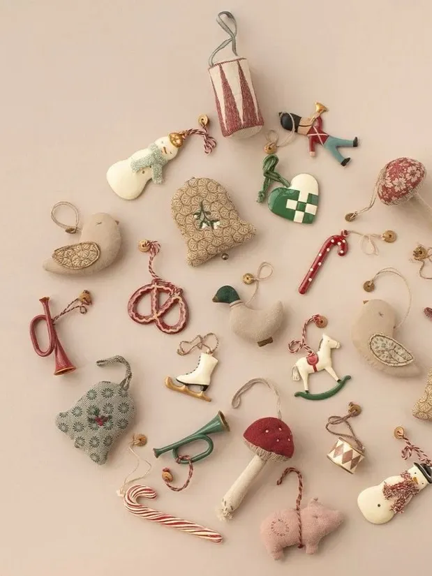 Maileg - bożonarodzeniowa dekoracja metalowa trąbka Red Maileg - bożonarodzeniowa dekoracja metalowa trąbka Red